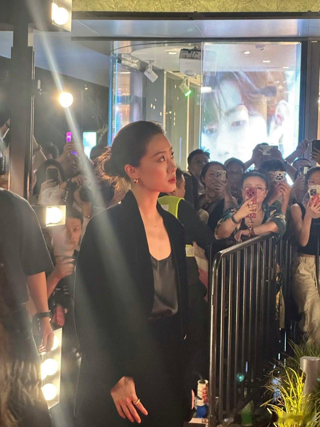 张小斐顶级Alpha张小斐这套黑色丝绒西装造型简直鲨疯了，这就是顶级的Alpha