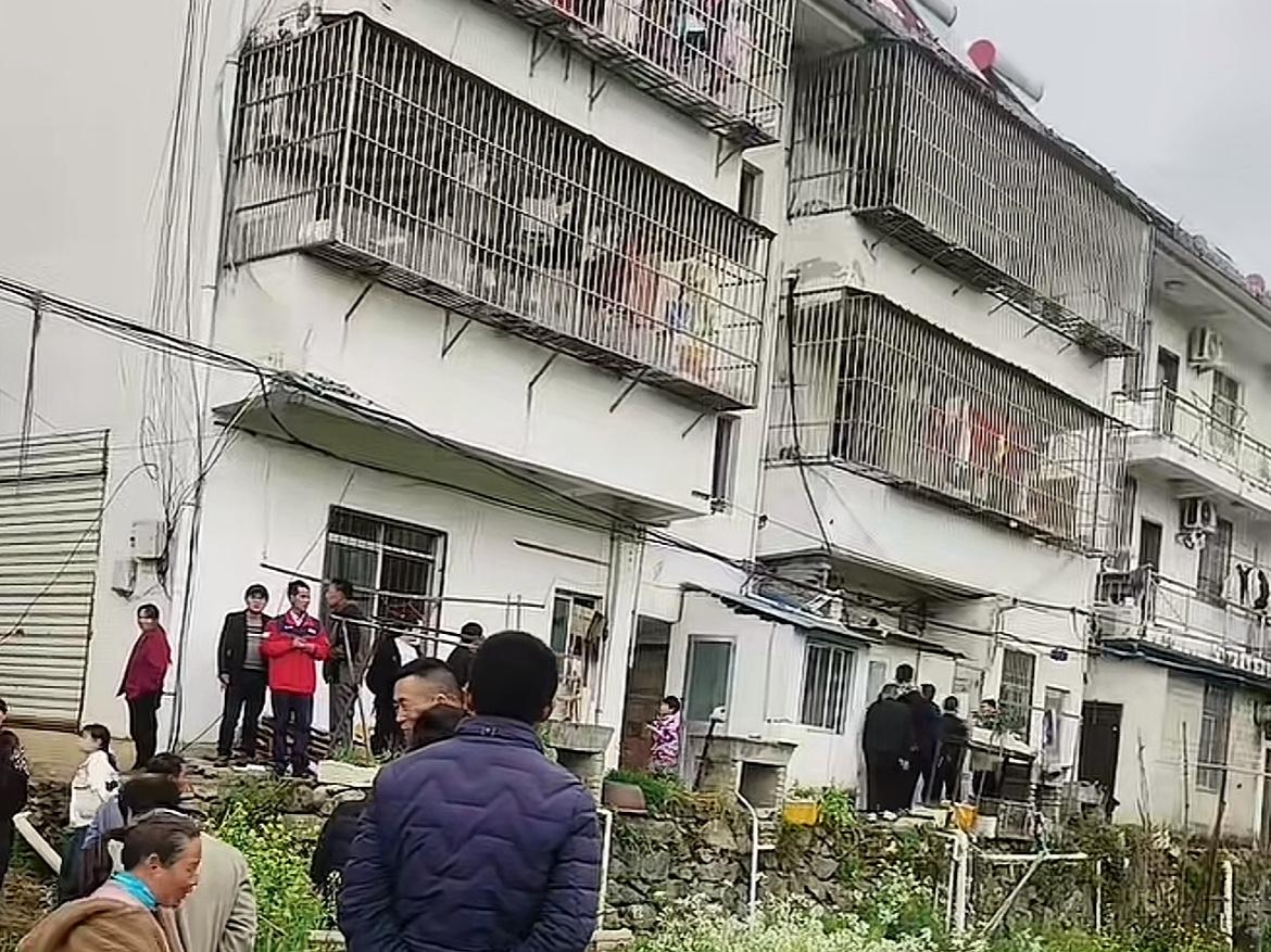 别再迷信“家门口就安全”了！安徽6岁女童的悲剧，狠狠打醒所有摆烂家长。

202