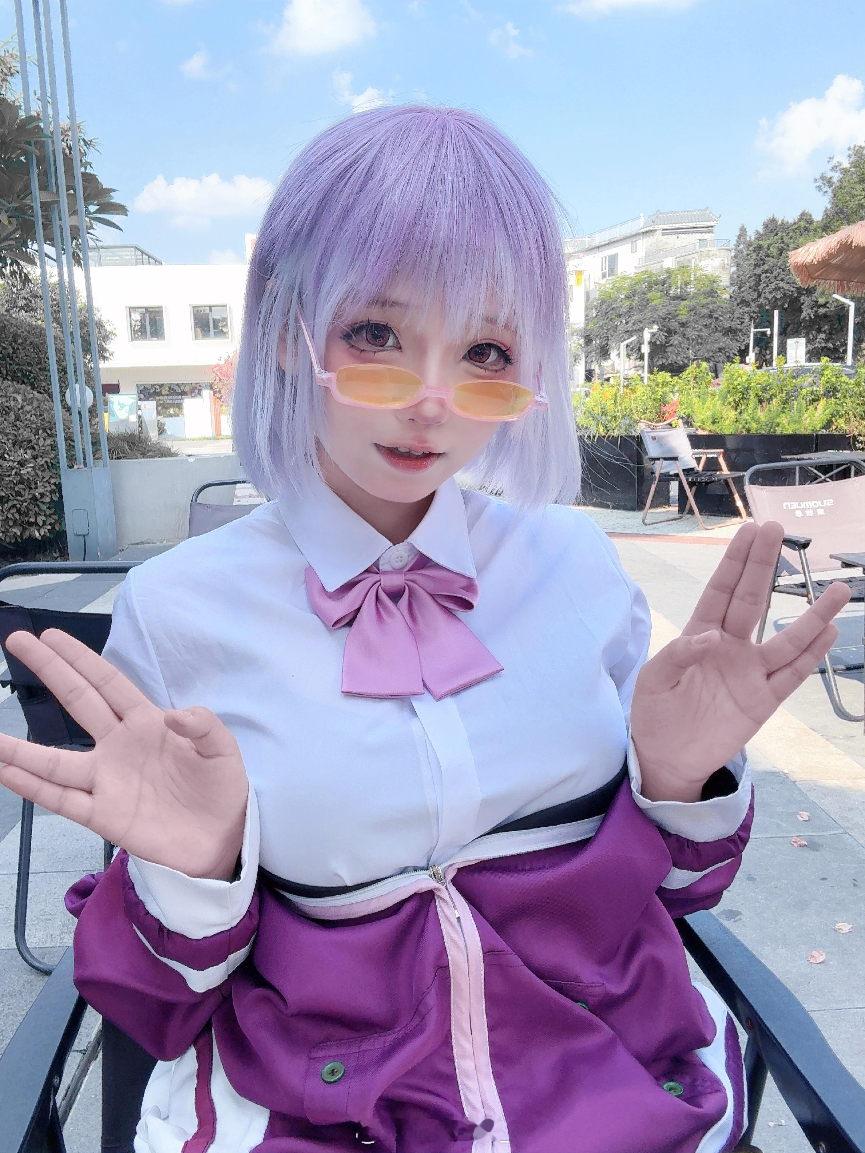 🫠好热。感觉我的袜子要掉色在我腿上了 ​​​
