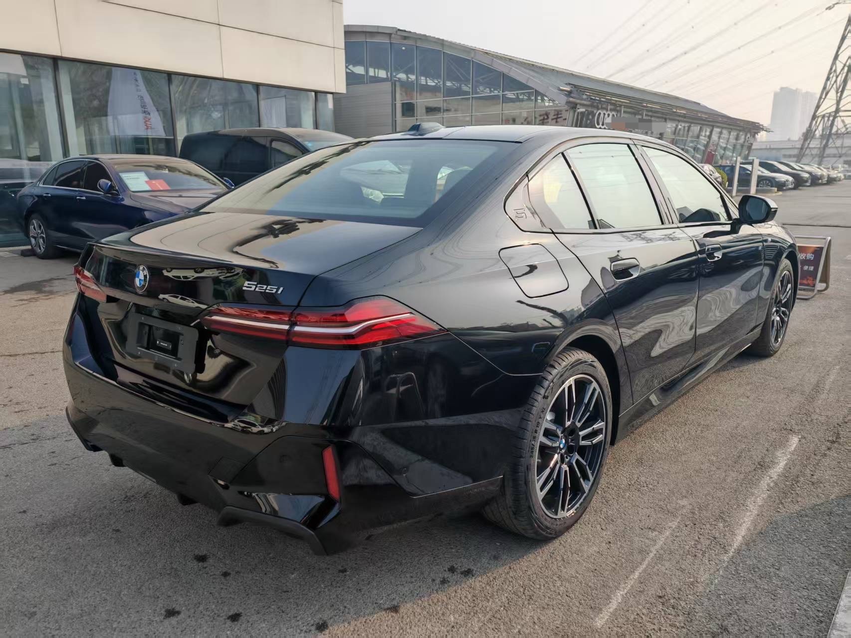 兄弟们给力525i短轴那台特价车已经售出本月全款开票板车直发南京 