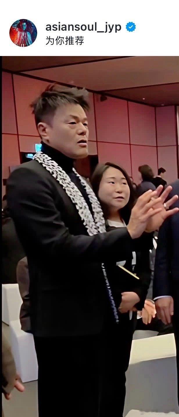 jyp无敌了。这张照片只能发1/3，有了右边就发不出来了。 ​​​JYP 明年是