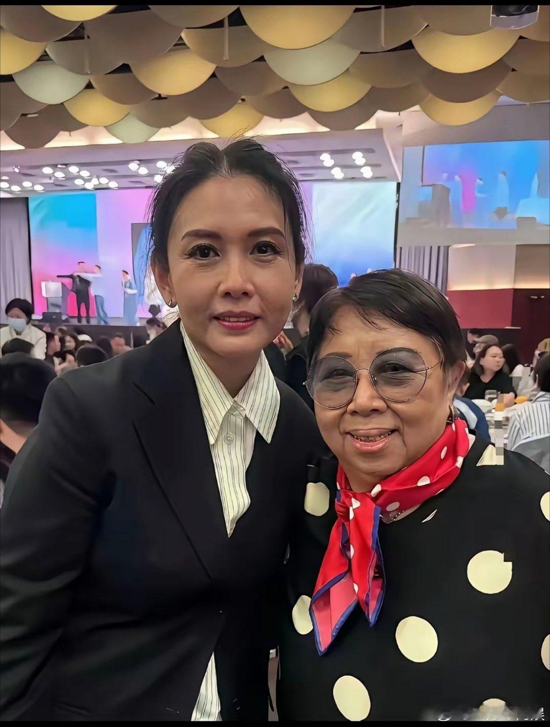 邱淑贞和袁咏仪参加了曾志伟举办的慈善晚会，两位绝代佳人无美颜无滤镜的真实状态如何