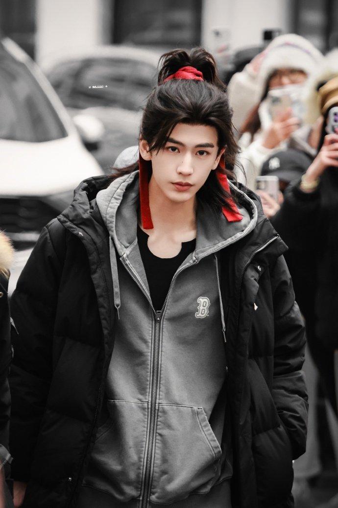 张凌赫怎么个事，红飘带高马尾造型的萧厉帅我一大跳！期待帅哥今天营业呀~@张凌赫z