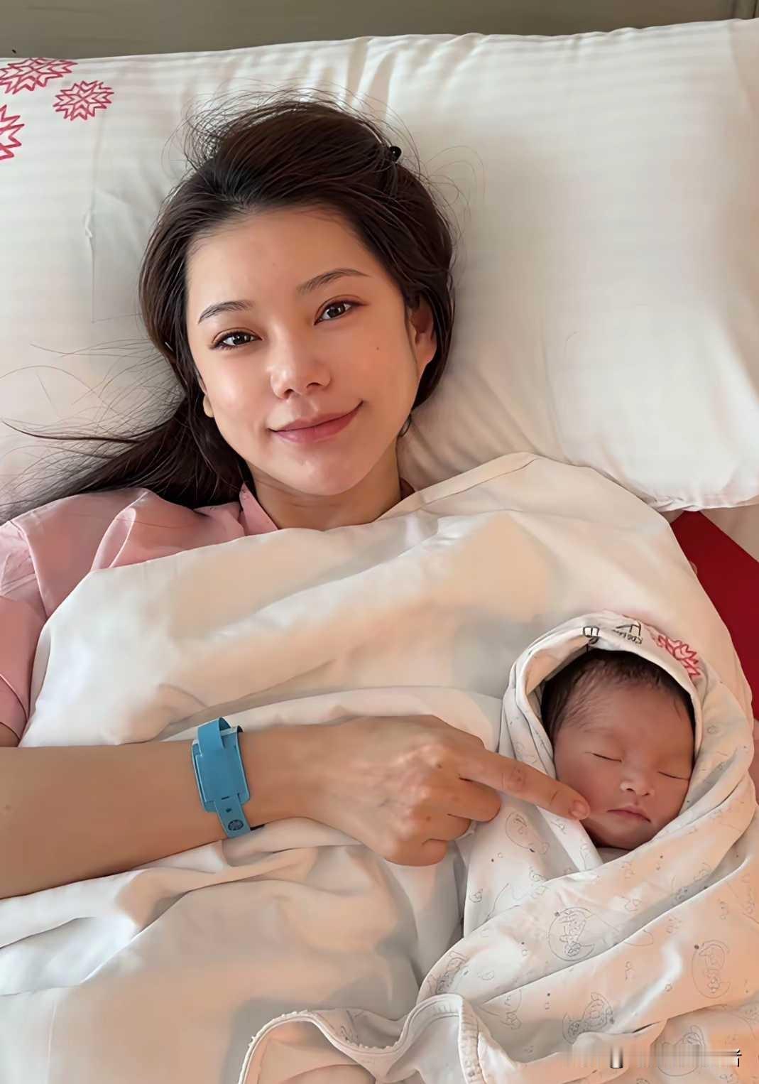 汪小菲真是被马筱梅治愈了，从怨妇一样天天抱怨前妻不给看孩子，到后来前妻去世，马筱