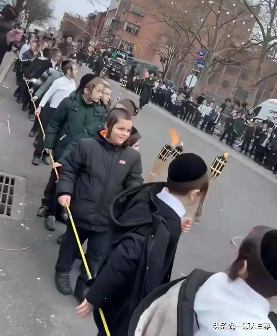 美国纽约的街头，大批犹太人成群结队地聚集……看着犹太人的发型，我不禁想起了中国历