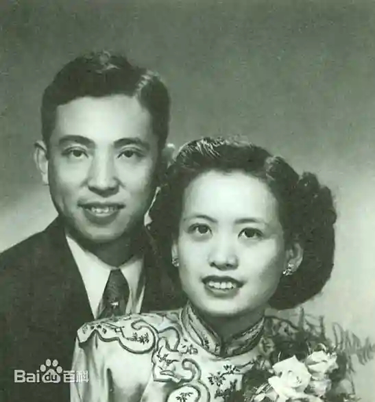 穆旦，原名查良铮，中国现代主义诗人、翻译家，被视作“中国现代诗歌第一人”。穆旦出