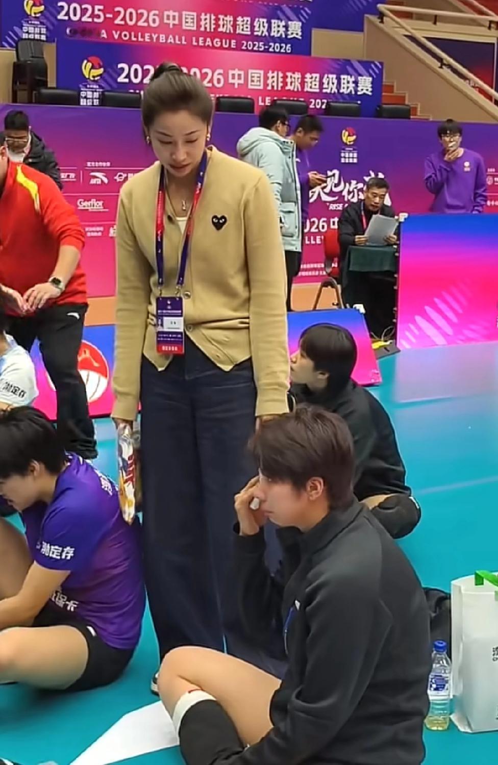 对阵河南赛后小将陈鹤心伤心的哭了！年轻的小队员第一次首发阵容上场打比赛，开局紧张