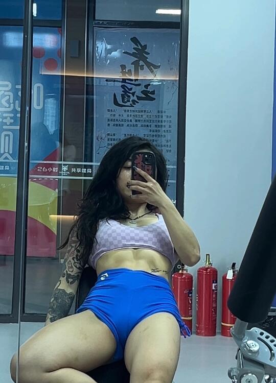 中年女士的健身状态和吃饭状态的对比