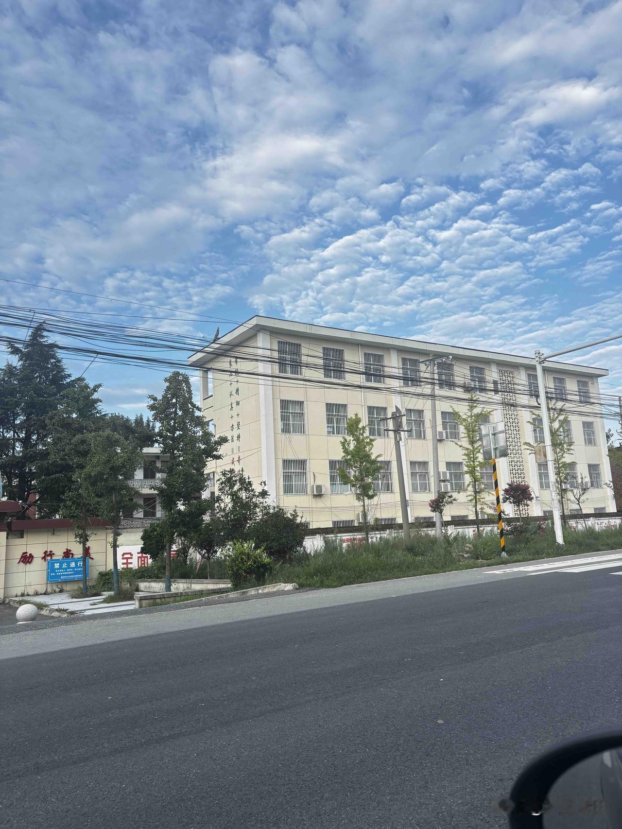 蓝田白村初级中学，这学校口碑不错，不知道今年中考成绩怎么样呢？考入高中的学生人数