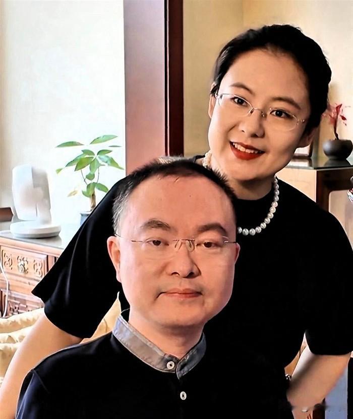 中秋夜，蔡磊只剩眼睛能动，妻子带货到凌晨三点：这才是真正的爱情

这是蔡磊确诊渐