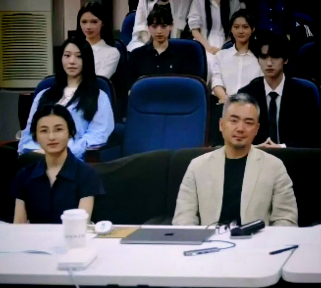 好奇张子枫是不是真的担任北京电影学院毕业答辩老师呢！北电毕业答辩照片，第一排为老
