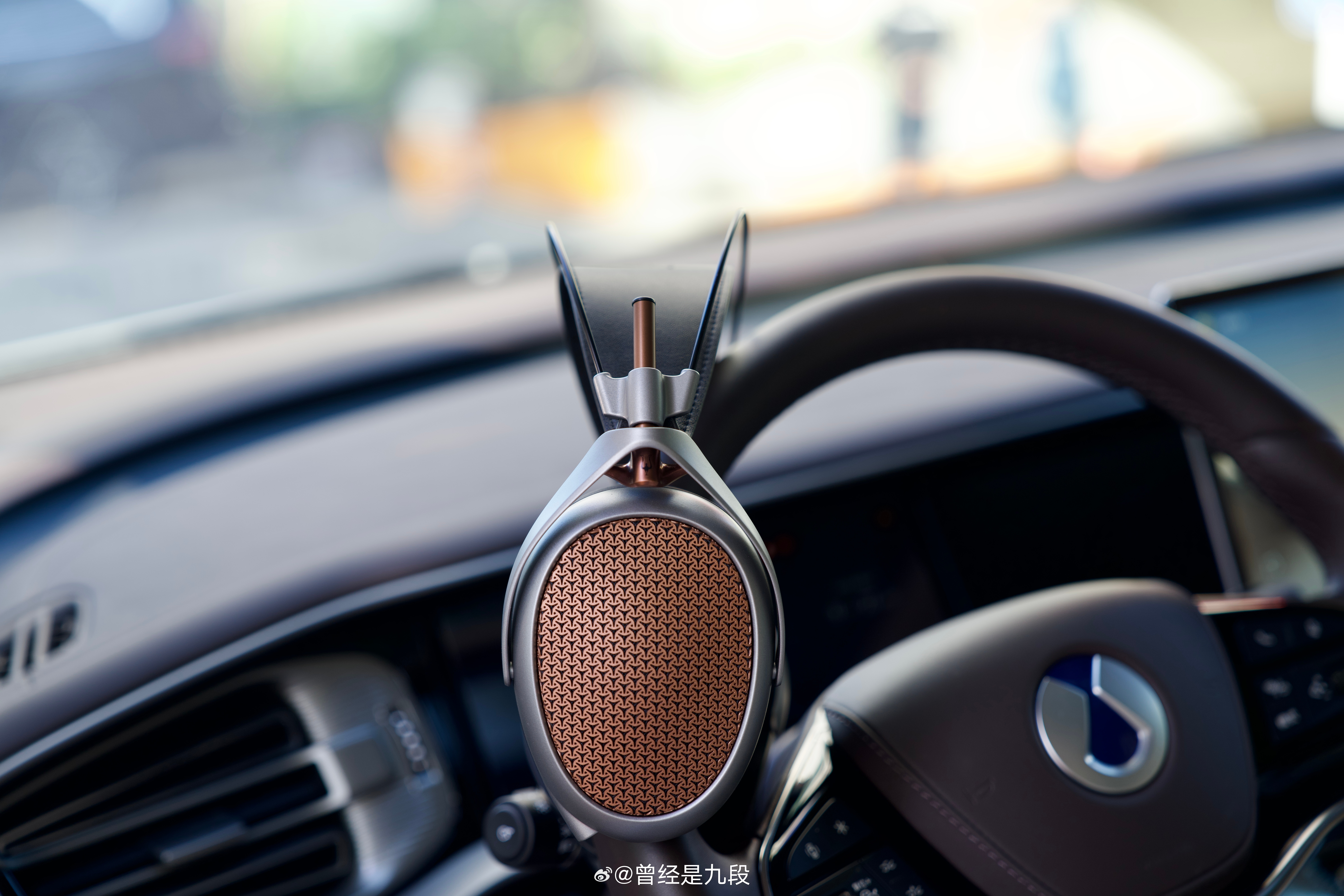 各位老烧，你们觉得哪款头戴耳机适合随身？这只蛮不错，我窝在车里听了一整天[dog