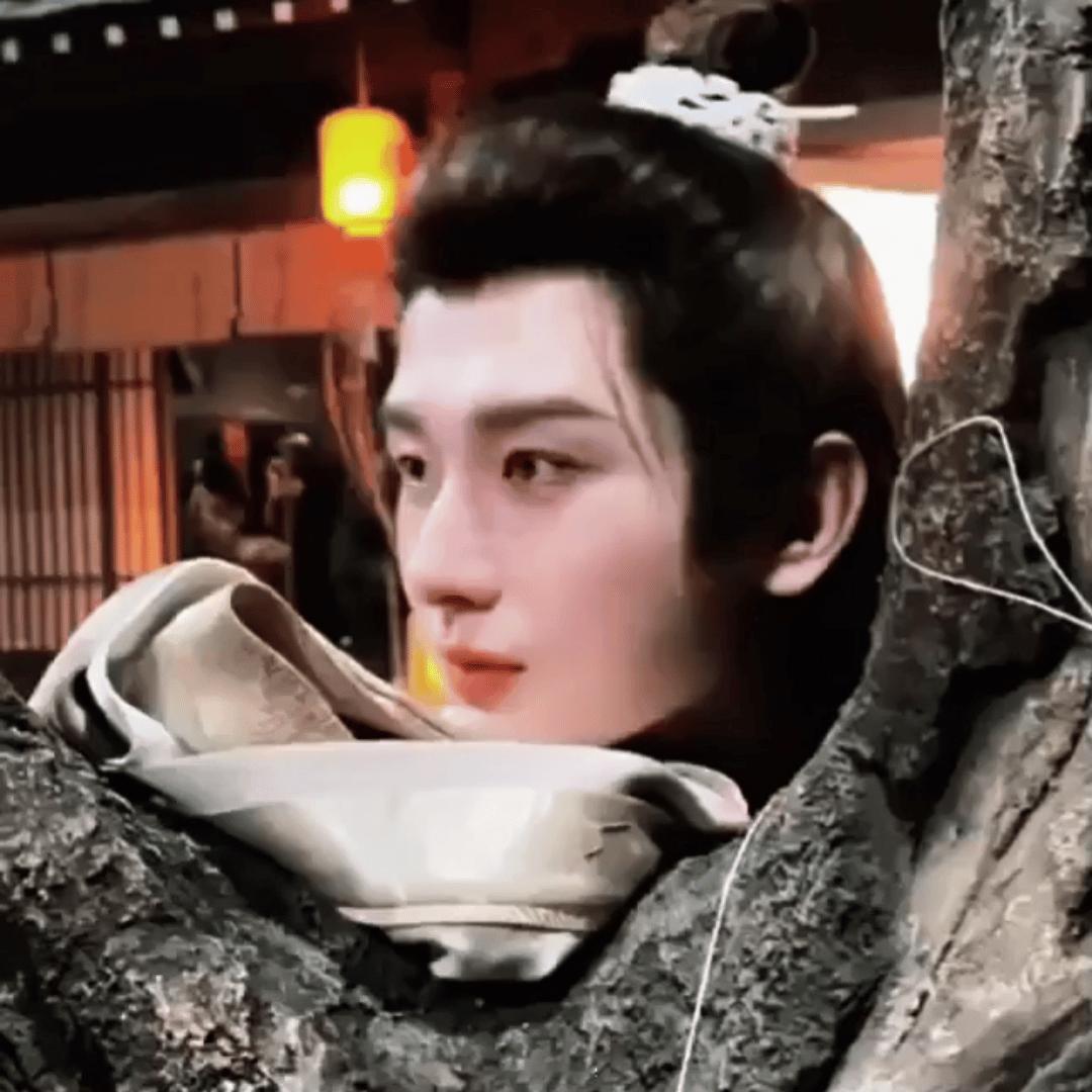 快看，树上长了一个可爱的ee成毅