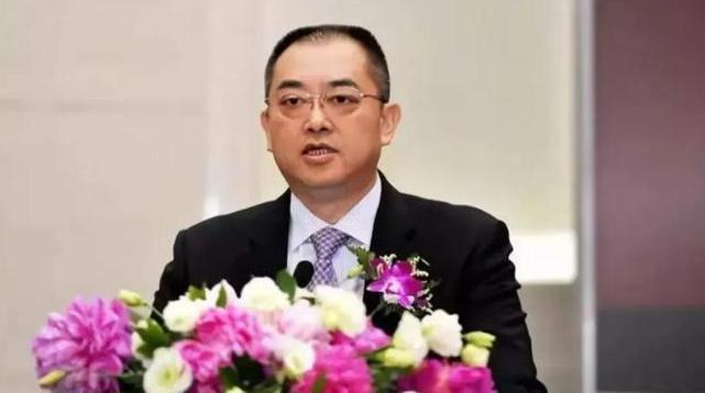 远在美国加州住大别墅的恒大前总裁夏海钧，最近做了一件让人瞠目结舌的事。

本来他