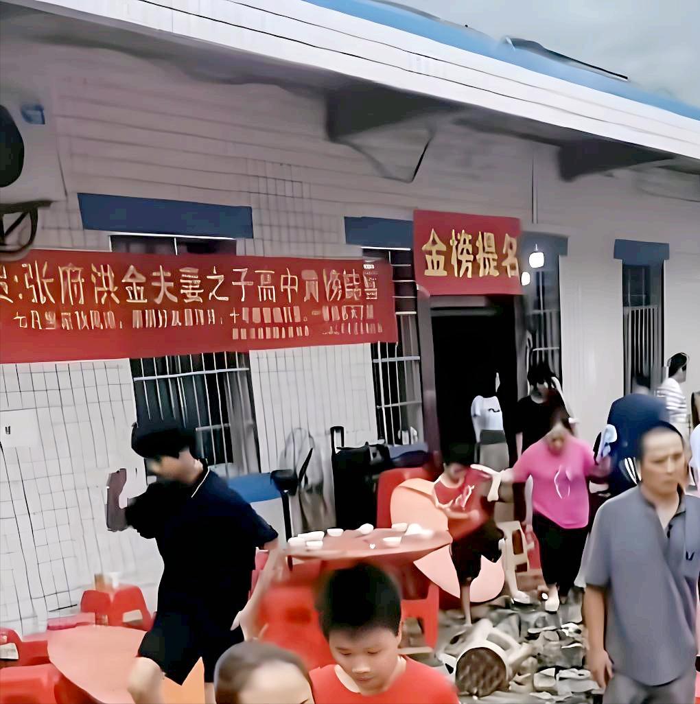 君子不立危墙之下。小时候跟着父母出门，他们总提醒我们走路不要贴着墙根，更别在老屋