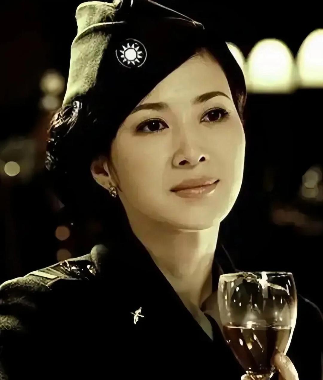 1956年，毛人凤突然暴毙在台北家中，几天后，他的妻子向影心，没等丧期结束，提着