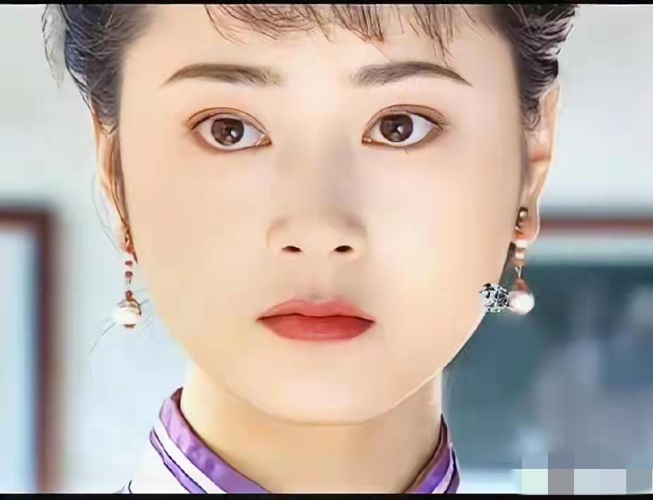 家人们，谁懂啊！最近《情深深雨濛濛》的童年滤镜碎成渣，傅文佩直接被顶上热搜骂哭了