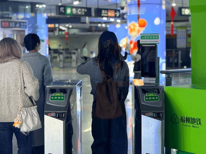 春节实探福州公共交通免费现场：六年节假日免费十余次，背后逻辑是什么？2月15日，