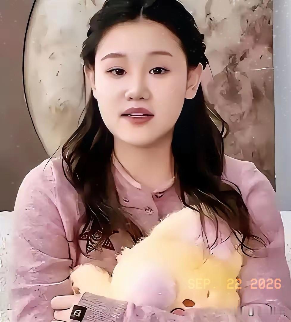 难道就没人发现不对劲吗？
张家齐从不提她爸爸，
妈妈不说，嘉宾不问，连节目组也从