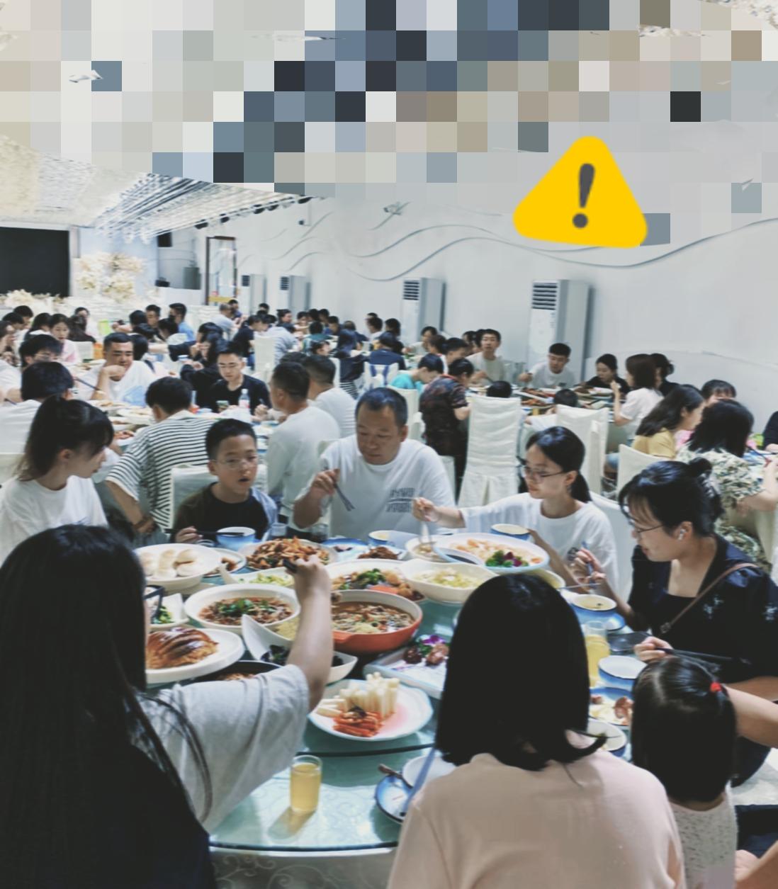 酒瓶子一禁，人情账乱了套！

现在好多地方连婚丧嫁娶都跟着“犯愁”，公职人员不敢