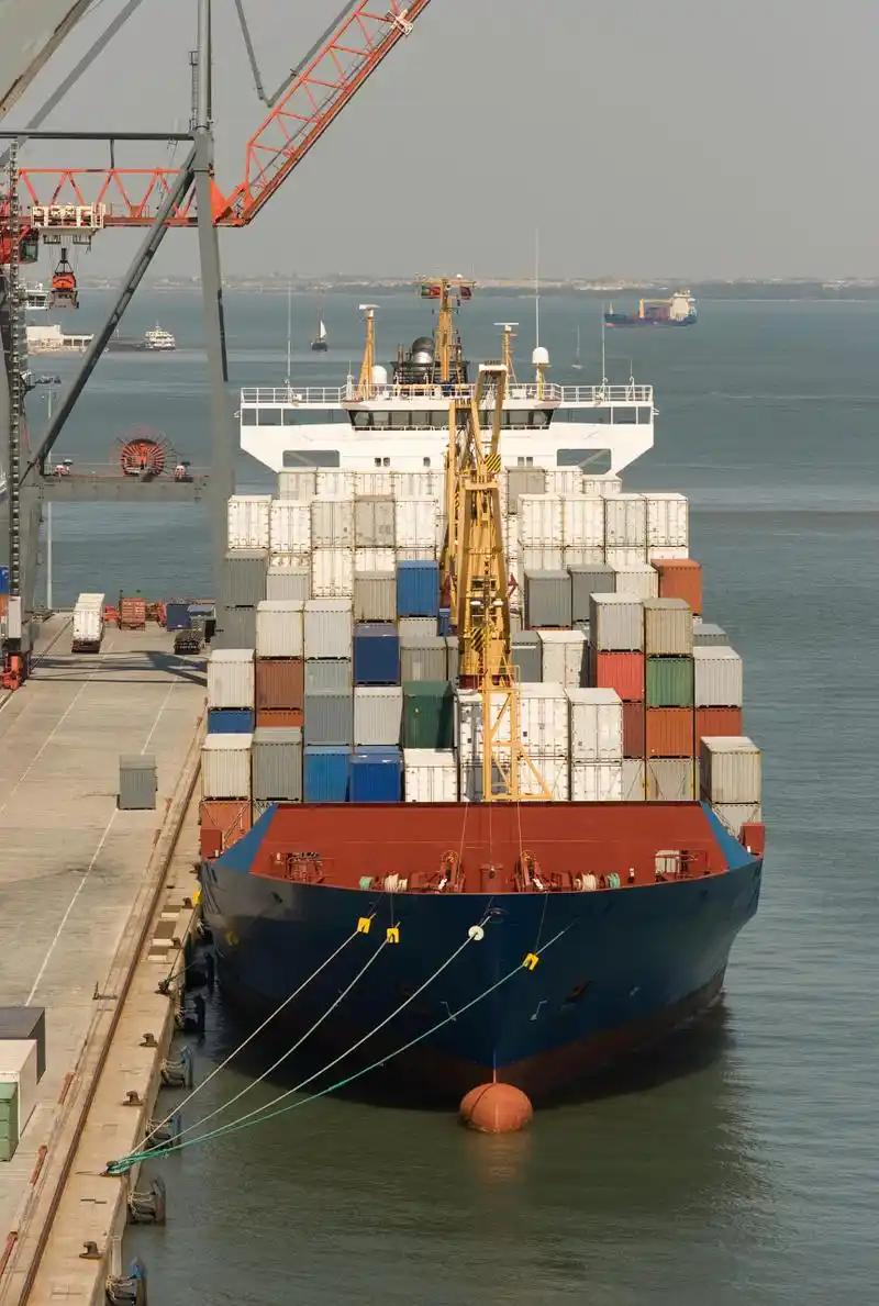 这就是中国对巴拿马的第二级精准制裁。现在，只要挂着巴拿马国旗的船想在中国港口靠岸