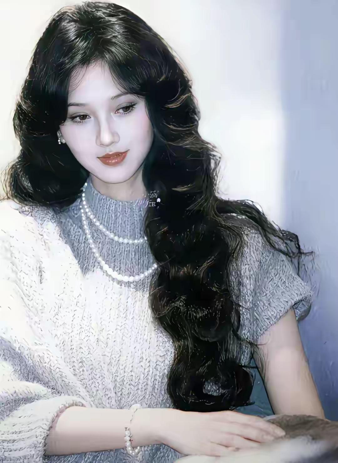 复古风美女，珍珠项链与毛衣的完美搭配，温柔优雅…给人一种绝尘的惊艳之美