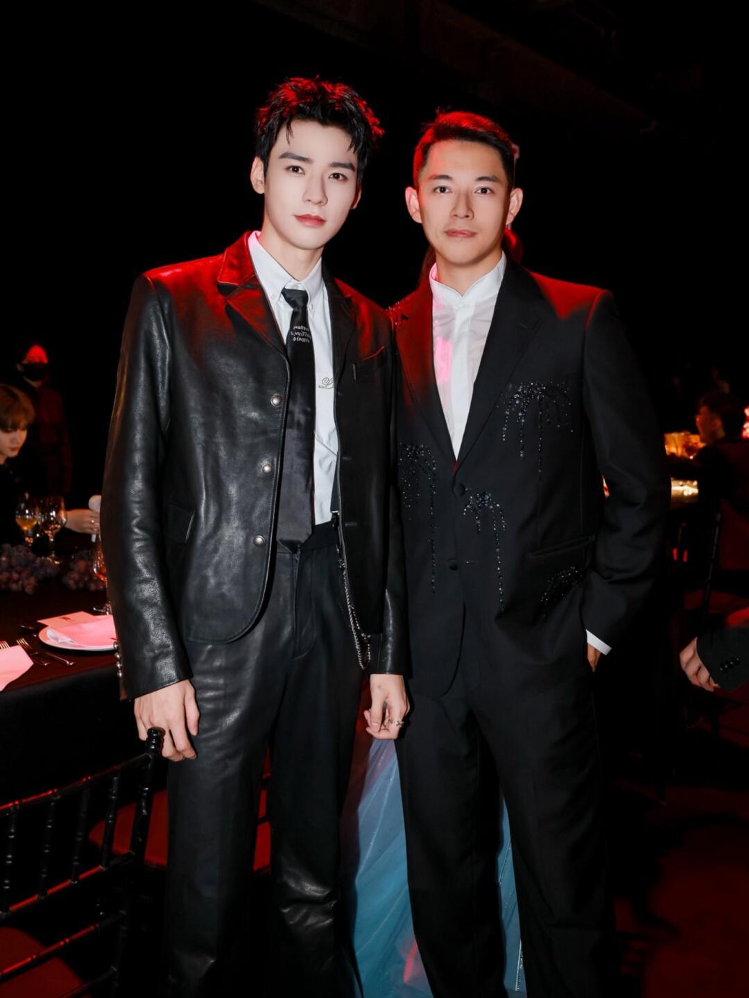 W盛典，男明星和CEO孙赛赛合影龚俊 檀健次 刘昊然 侯明昊 周深 张康乐 白敬