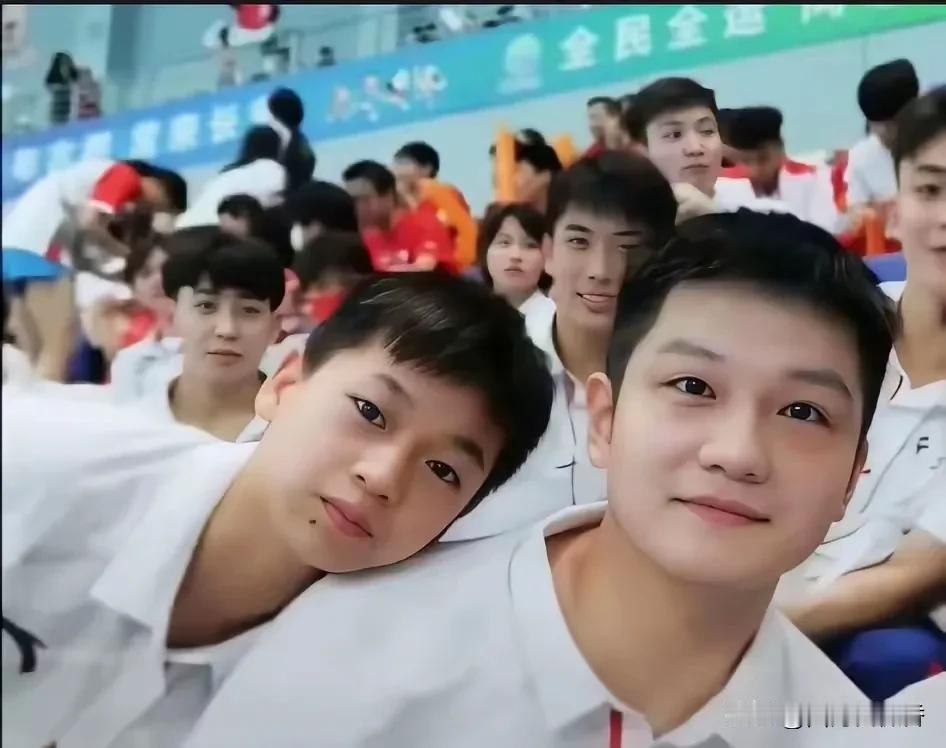 东哥带着全妹，全妹把头歪在东哥的肩膀上，满是依恋和安心，两双大眼睛盯着前面看，东
