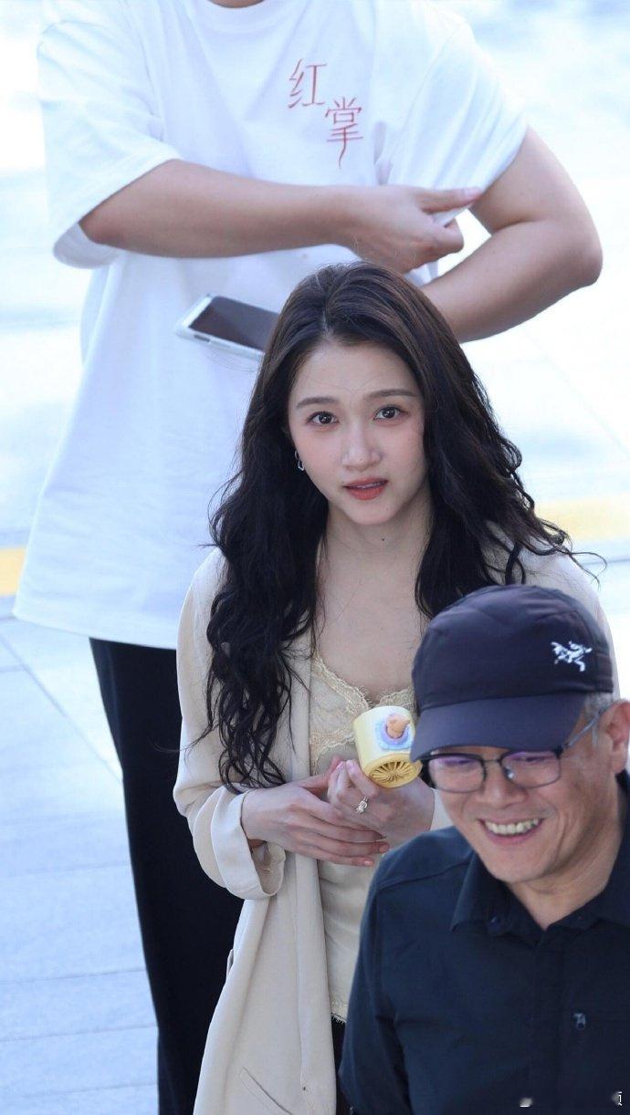 关晓彤《红掌》生图来了，这也太美了状态好好 