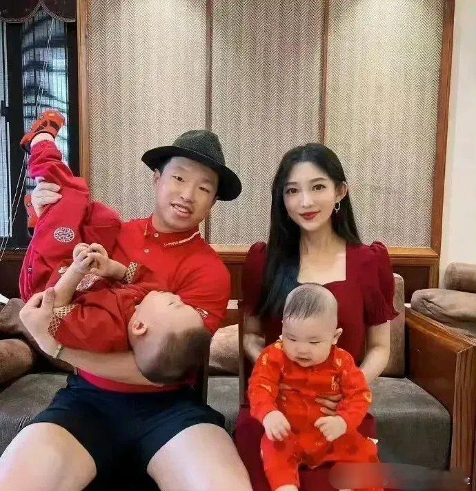 这个爸爸的基因太强大了吧，就连这么漂亮的媳妇都撼动不了…… ​​​
