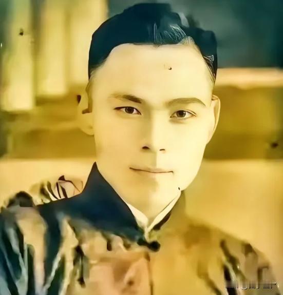 1939年上海擂台，魏庆春被武士刀捅穿胸膛，他没倒下，反而顶着刀锋往前走，台下七