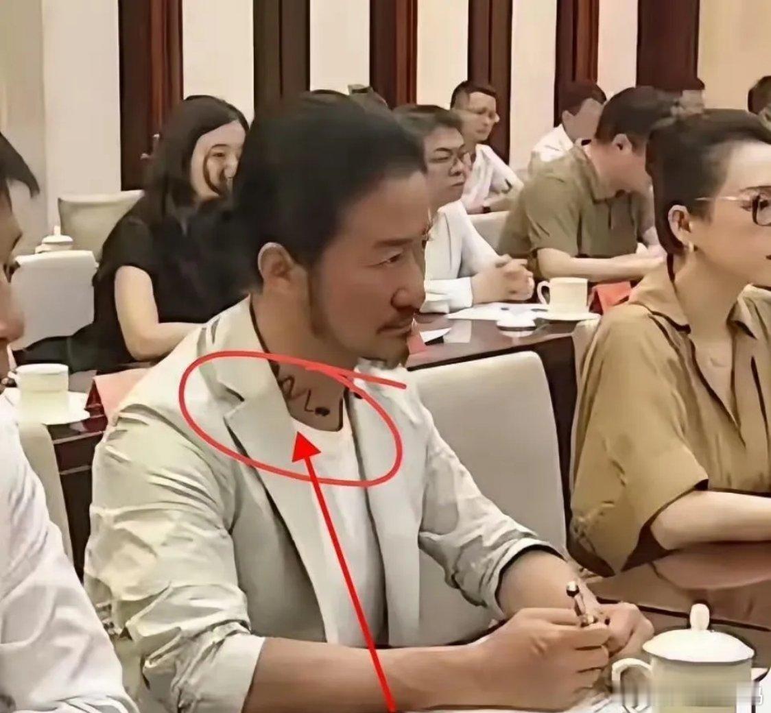笑不活了！吴京脖子上的不是纹身，是男士发箍，他留了长发，开会时取下挂脖子上 ​​