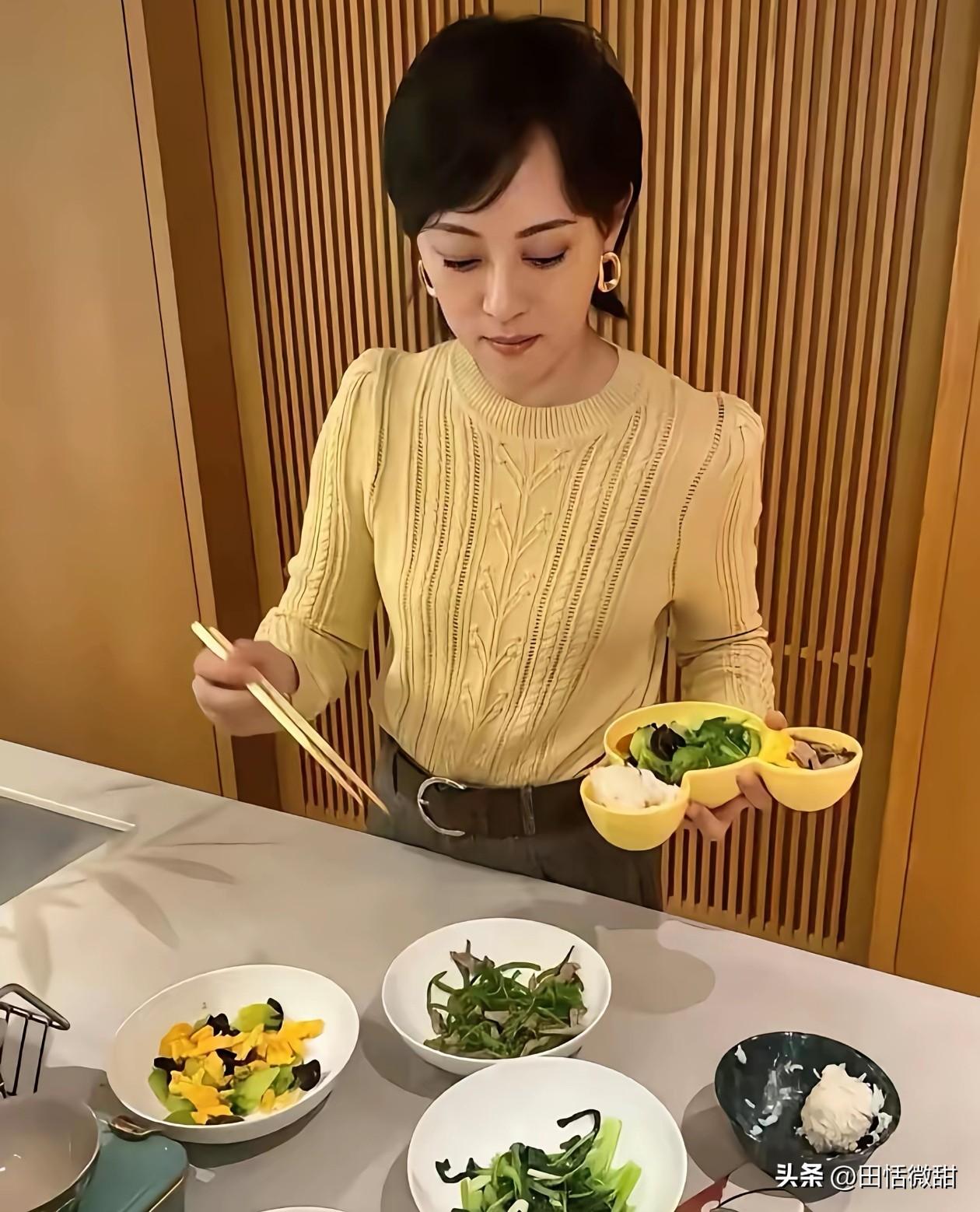 孙俪分享的晚餐，冲上热搜。

看得出来，她的食谱是很健康的分类。蔬菜占大头，肉蛋