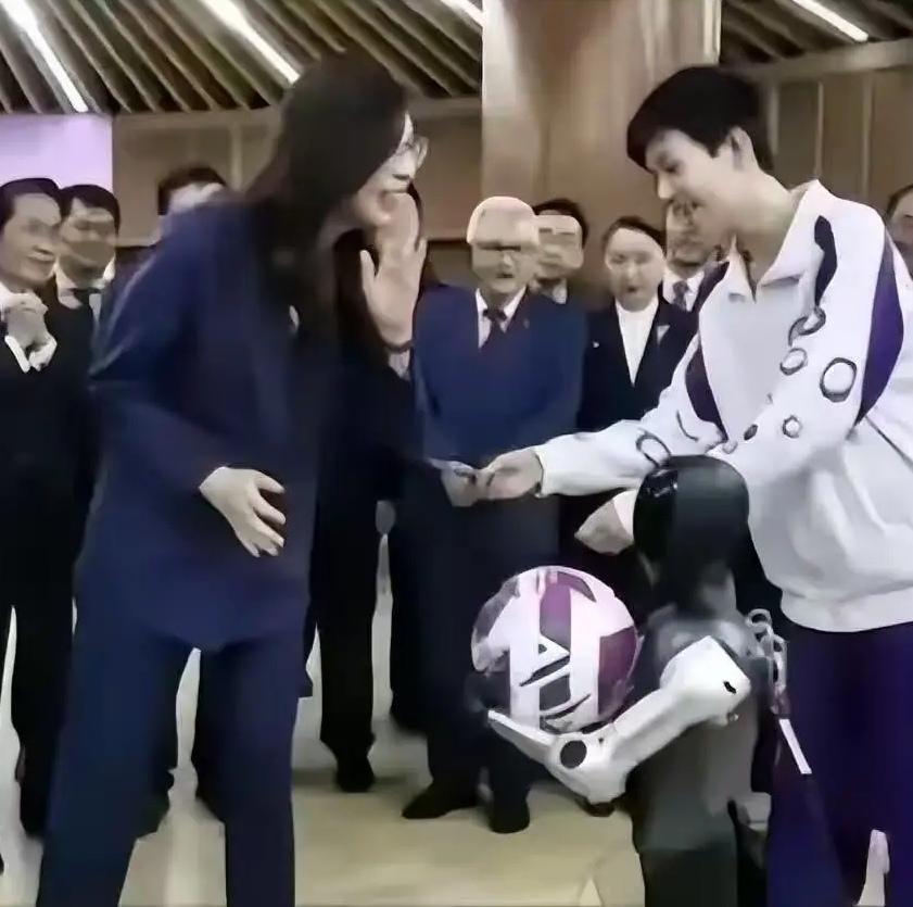 不虚此行的郑丽文，也玩玩咱北京的机器人…
郑丽文访大陆