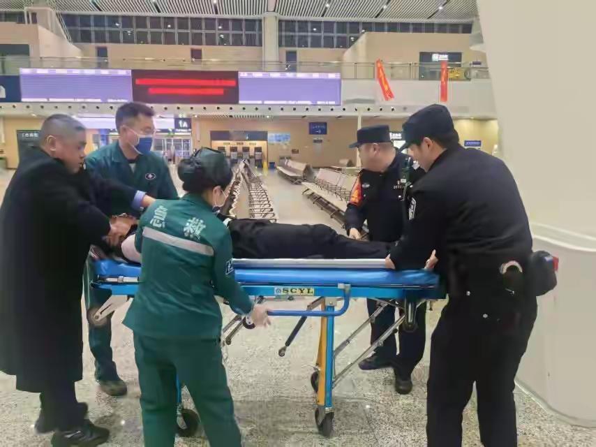 喝1斤白酒后，男子在火车站彻底“断片”！春节喝酒，这个雷千万别踩
 
大年初三的