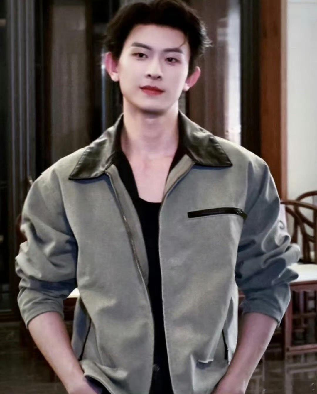 短剧男主剧里剧外两幅面孔 短剧《夜色寄情人》里的霸总男主陈添祥太有反差感了，高冷