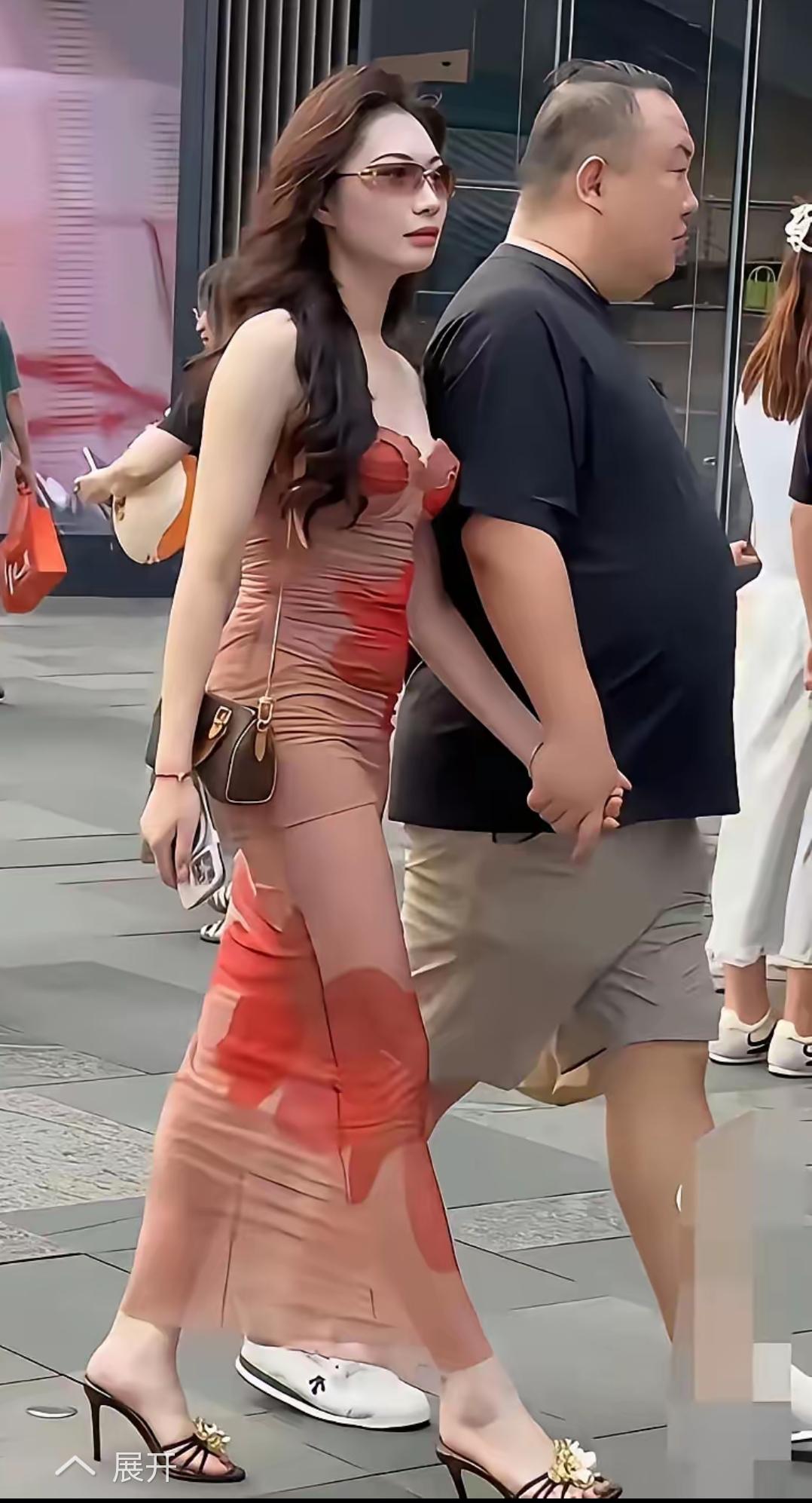 有人发了一张照片，
照片中这位女士美若天仙，
而牵手的这位男士，
要身材没身材，