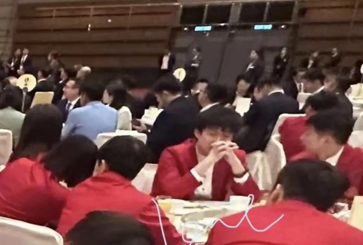 龙队下了个命令呢。

要盯着一个人吃饭，为啥呢？那个人吃饭慢得不像话，像蜗牛似的