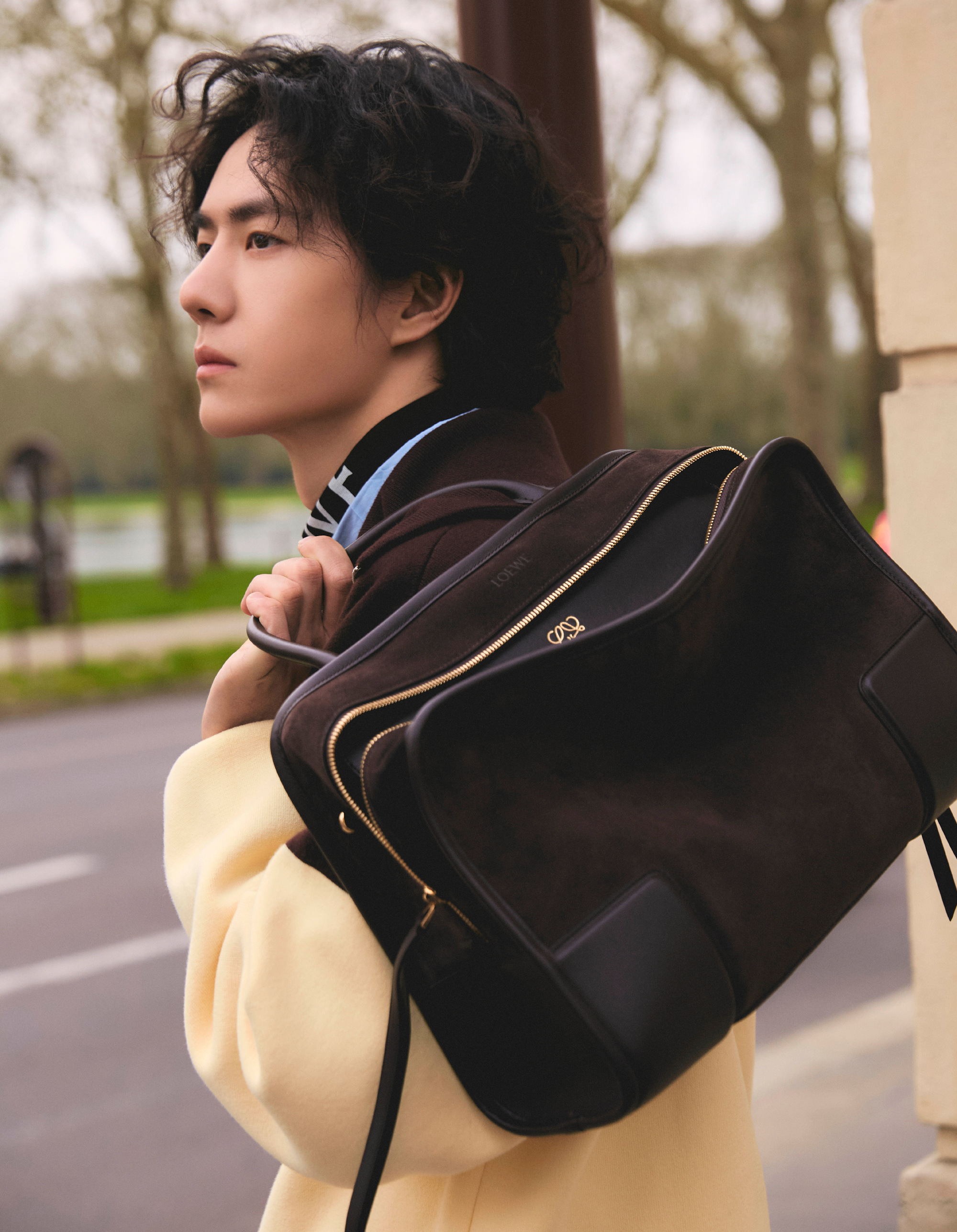 王一博｜LOEWE罗意威来自全球代言人的一组最新街拍，王一博身穿罗意威2026早