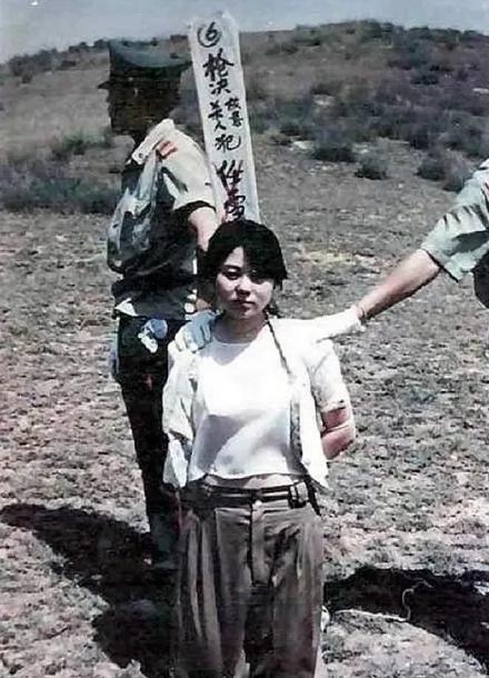 1993年，23岁年轻貌美的任雪，因杀人罪被执行枪决，行刑前，她突然张了张嘴，提