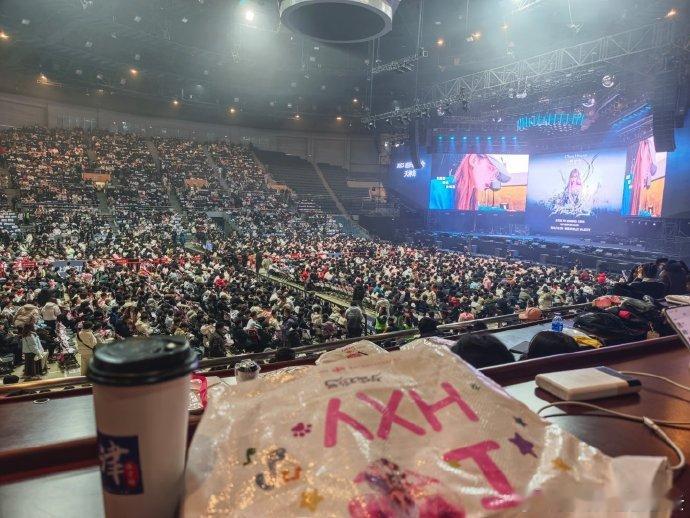 黄霄雲红成这样 对歌手来说，最开心的事情大概就是站上舞台，看到台下一片人海。黄霄