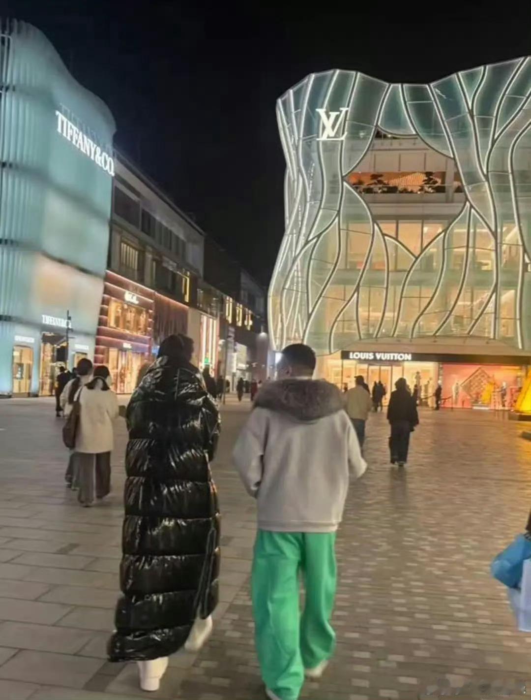 三里屯偶遇孙红雷和妻子王骏迪逛街孙红雷站在妻子旁边好娇小 孙红雷，王骏迪夫妇三里