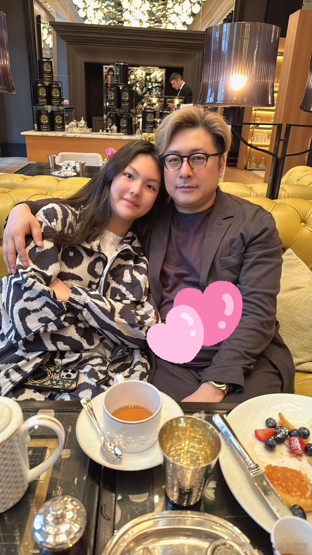 王岳伦去英国陪王诗龄，父女俩同框合照长太像！网友喊话王岳伦：李湘视频里有你，为什