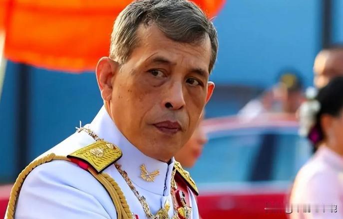 泰王的签字笔直接引爆了曼谷的政坛雷区！很多人以为佩通坦已经被洪森那个“老狐狸”废