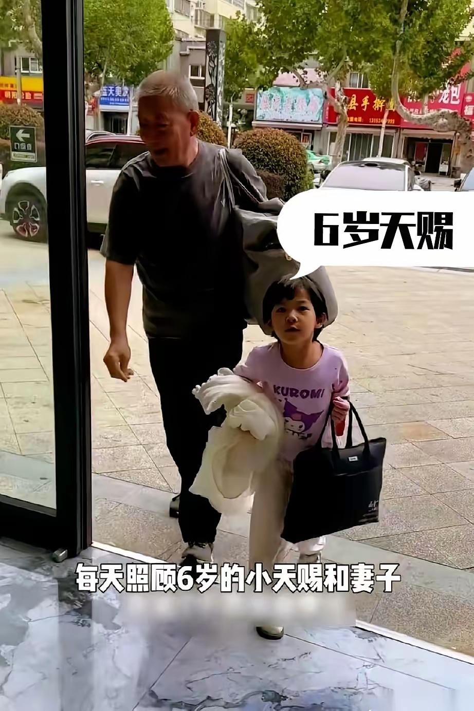 老黄这次直播带货又翻车了，以前靠着67岁生娃的热度，这些年赚的是盆满钵满。但是任