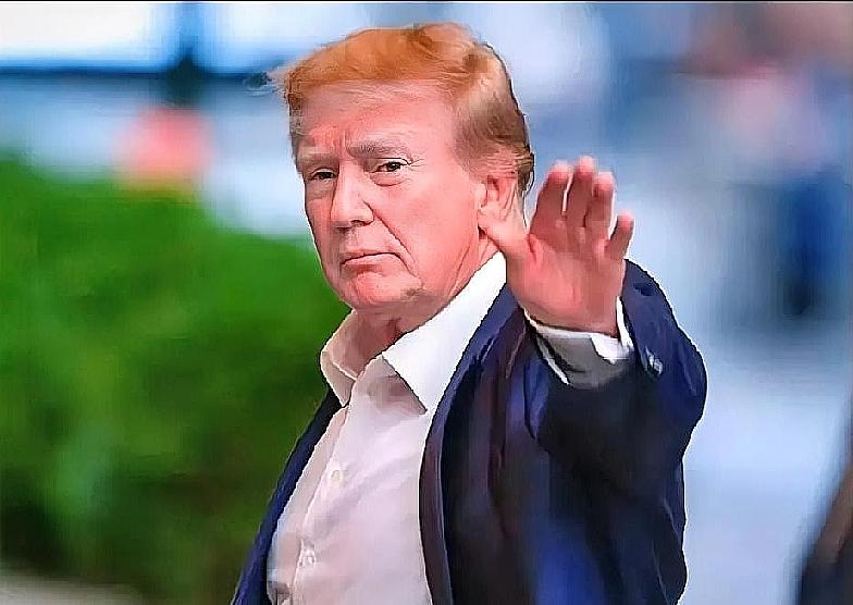 波斯明教的圣火令仿佛跨越了时空，再次被点亮。几百年前，它追着金毛狮王谢逊不放；如