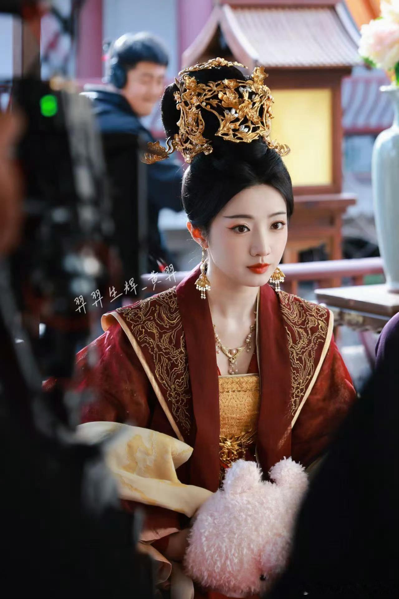 小黄脸蛋美美哒(*¯︶¯*)不过这个盘发好圆哦www黄羿 《盛世天下》 