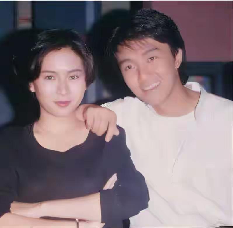 周星驰的初恋罗慧娟未能嫁给周星驰，后来她披上了婚纱当了别人美丽的新娘。