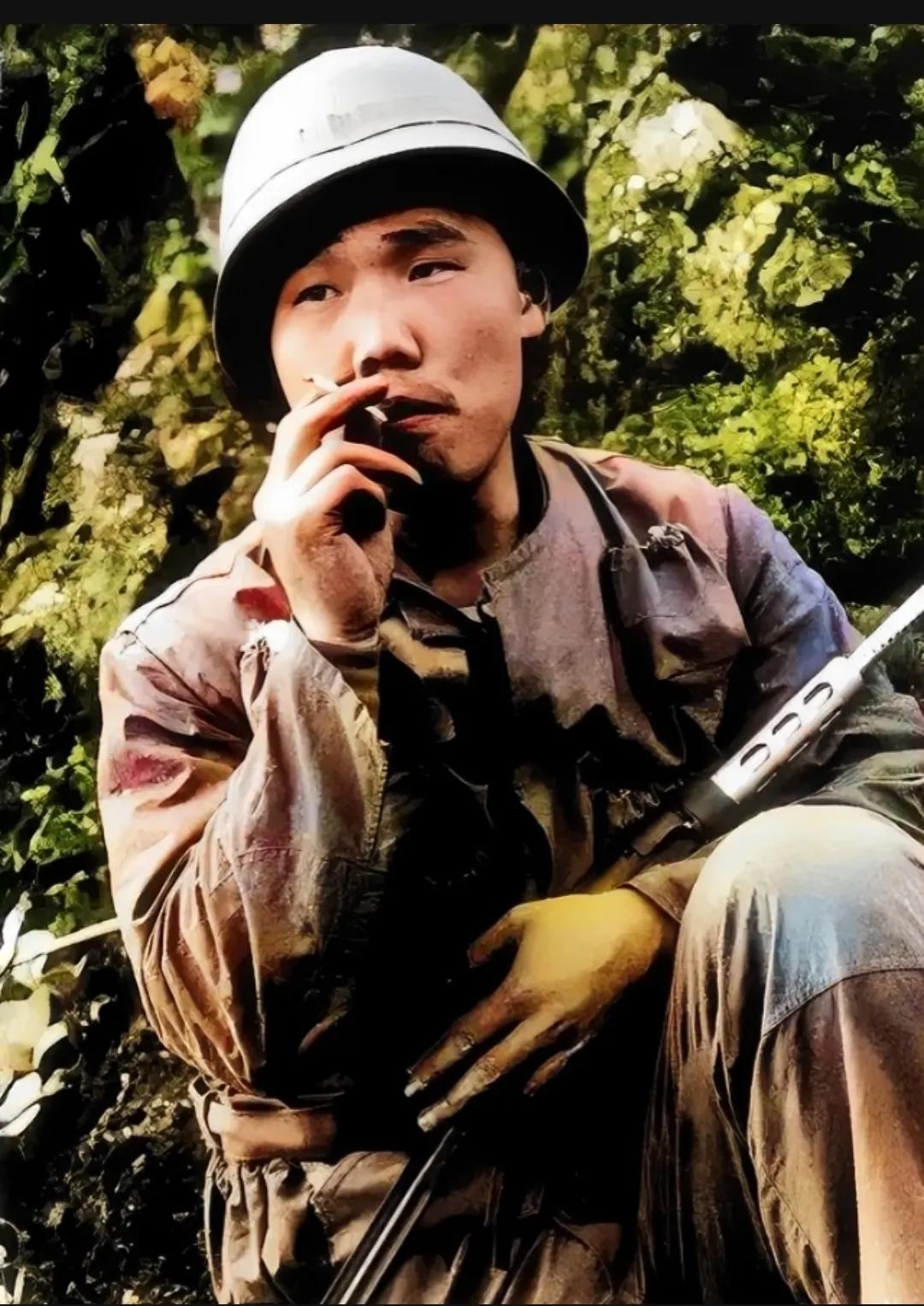 1987年1月5日，在老山前线，一位烈士在牺牲前留下了他生命的最后一张照片。这一