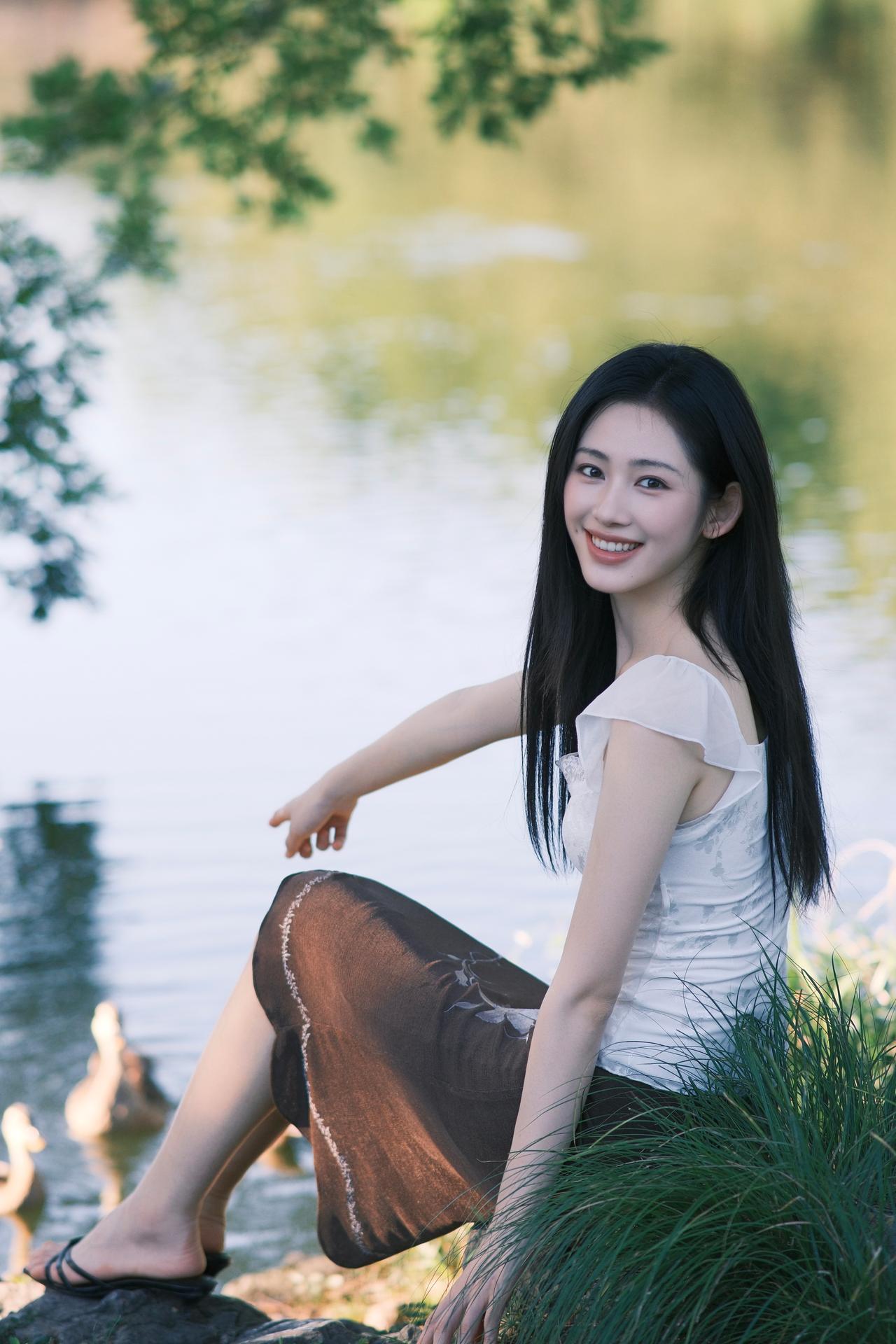 穿上喜欢的裙子，去公园里走走停停，吹吹湖风，晒晒太阳。
愿生活如这般明媚，不张扬